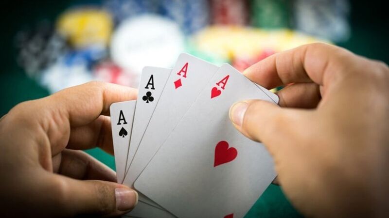 Theo luật Poker thì thùng phá sảnh luôn có giá trị lớn hơn tứ quý
